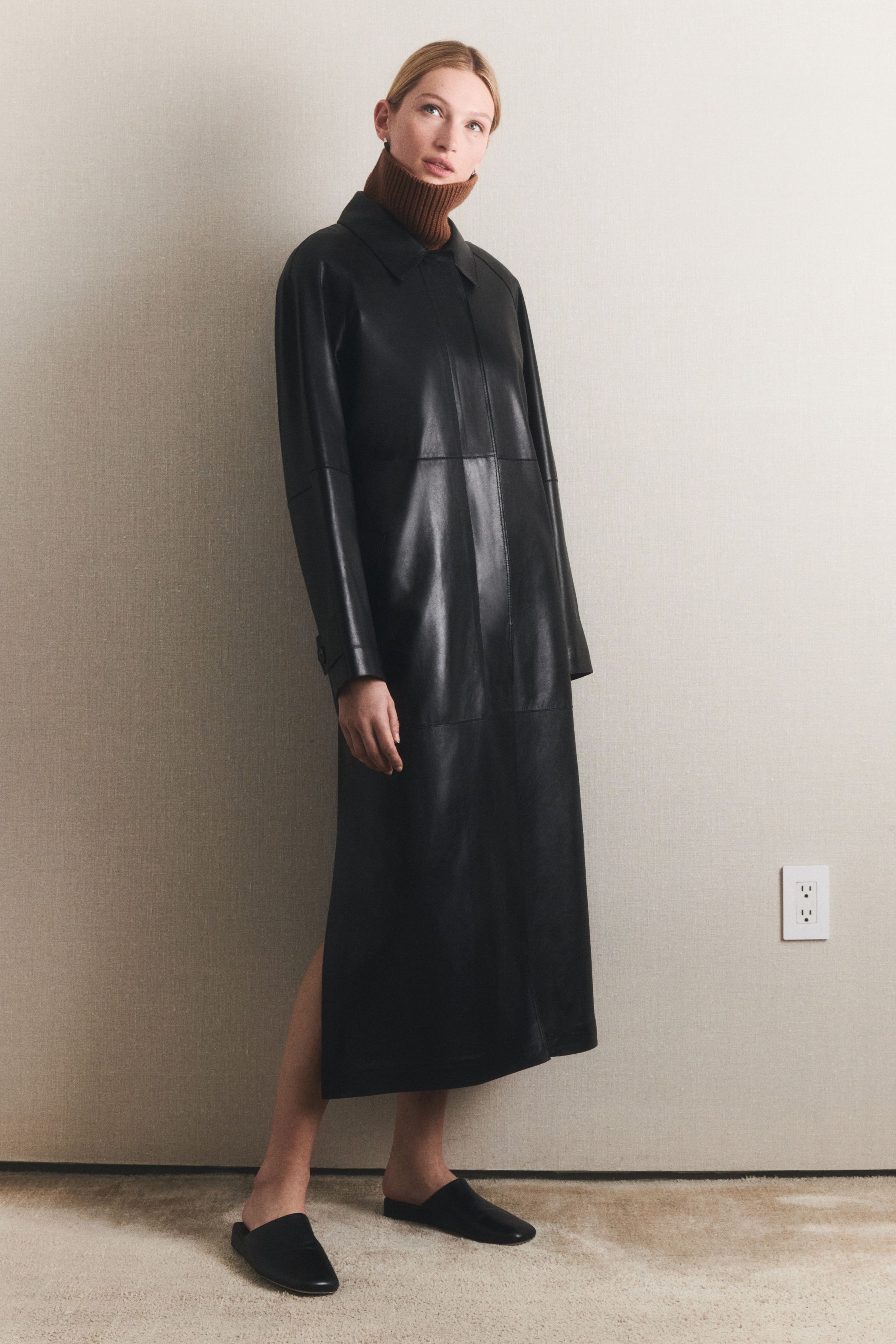 Lafayette 148 New York以温润驼色与深棕色谱铺陈都会女性的静奢格调，利落西装、披肩式斗篷与皮革长裙在柔和光影中勾勒沉稳力量，极简却不失层次-顽石频道趋势研究